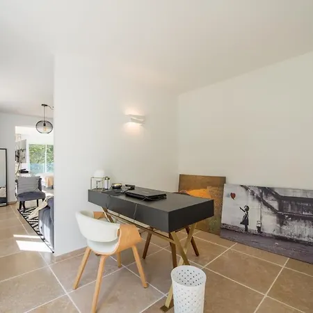 In Great Location - Saint-tropez ! * Сен-Тропе
